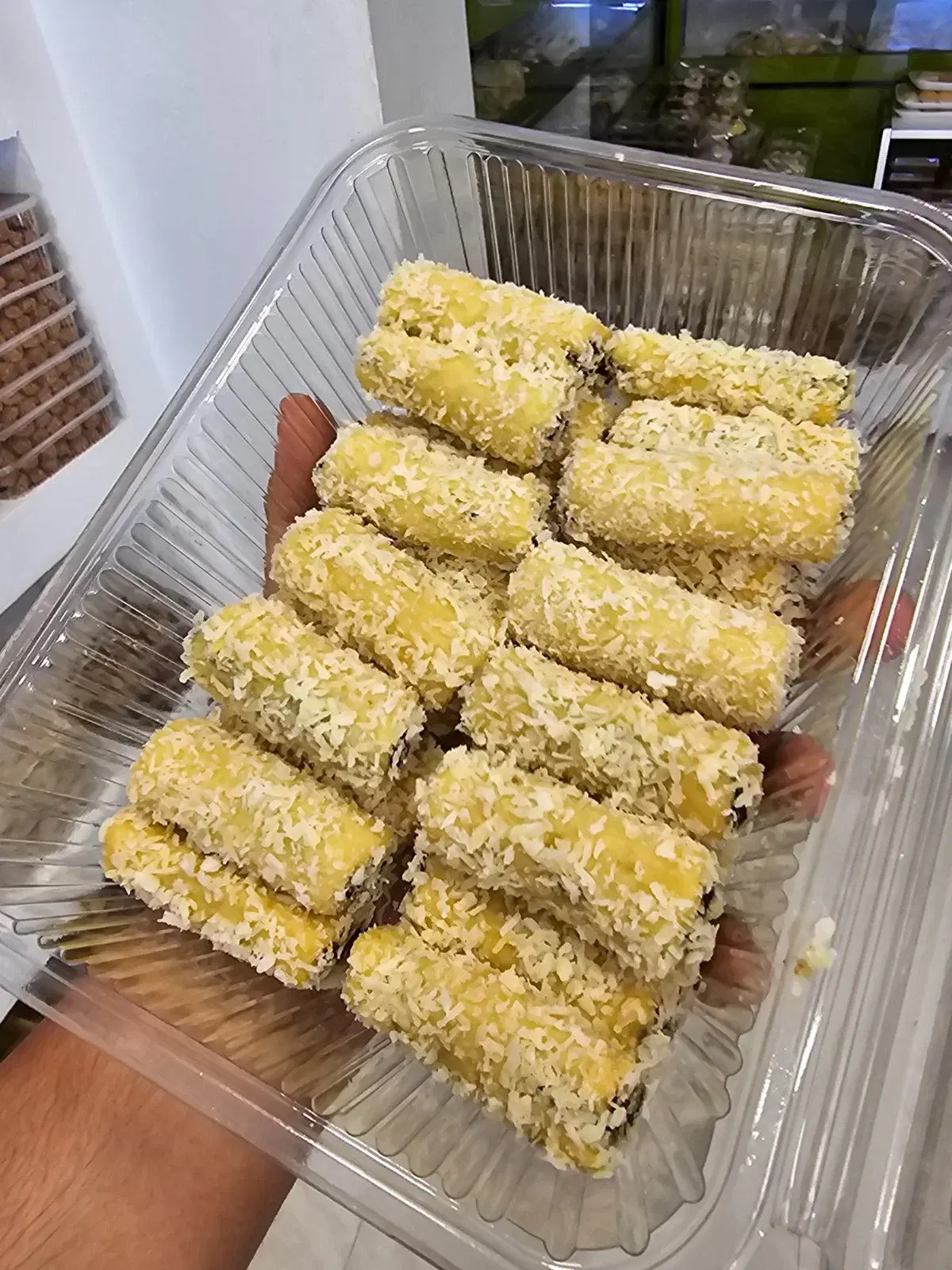 اصابع جوز الهند وتمر